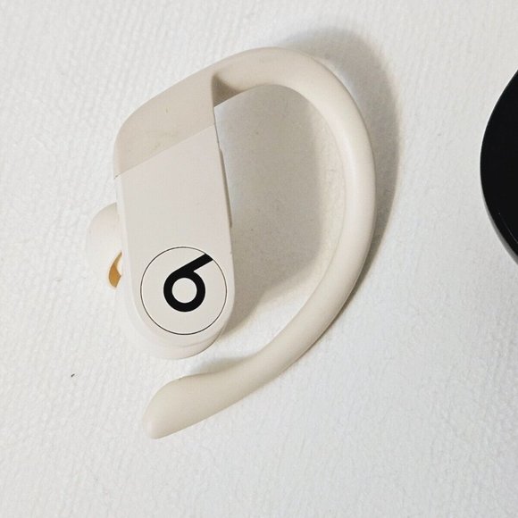 Beats by Dr. Dre Powerbeats Pro Wireless Replacement MV6Y2LL/ Left OFF WHITE - Picture 1 of 3
